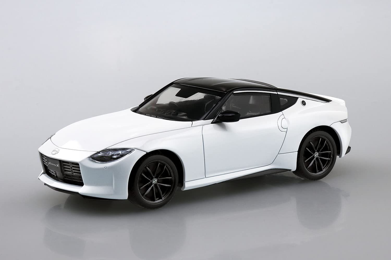 Aoshima Nissan RZ34 Fairlady Z (Prism White) - BanzaiHobby