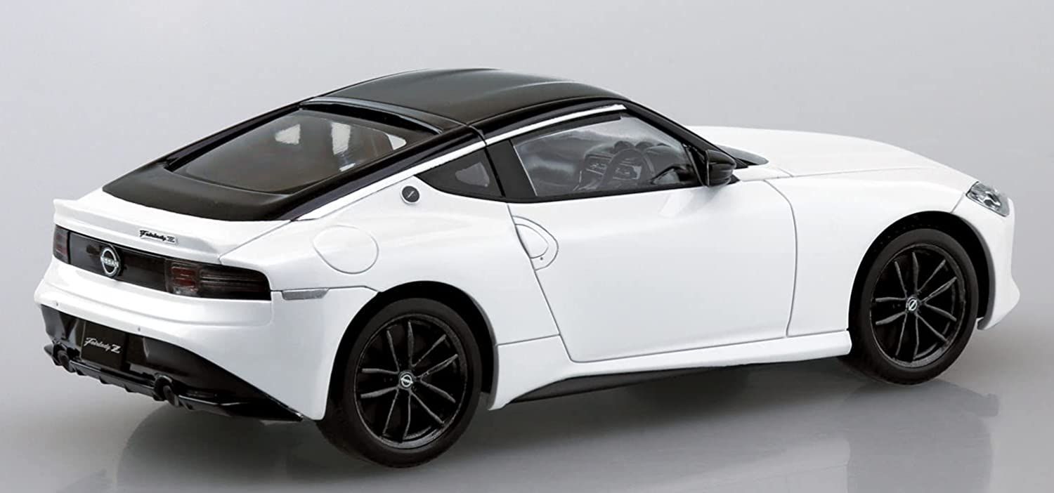 Aoshima Nissan RZ34 Fairlady Z (Prism White) - BanzaiHobby