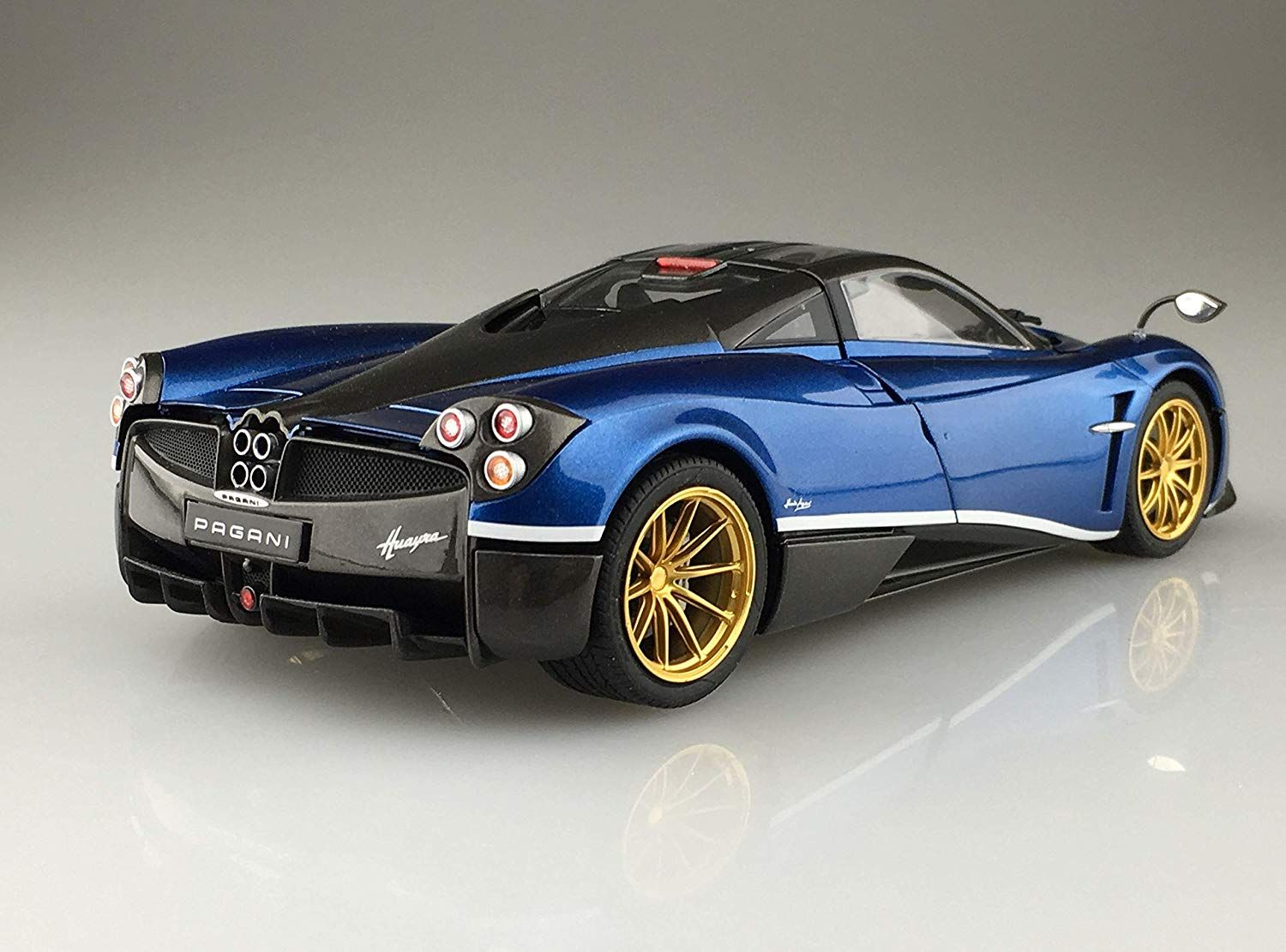 Aoshima Pagani Huayra Pacchetto Tempesta - BanzaiHobby