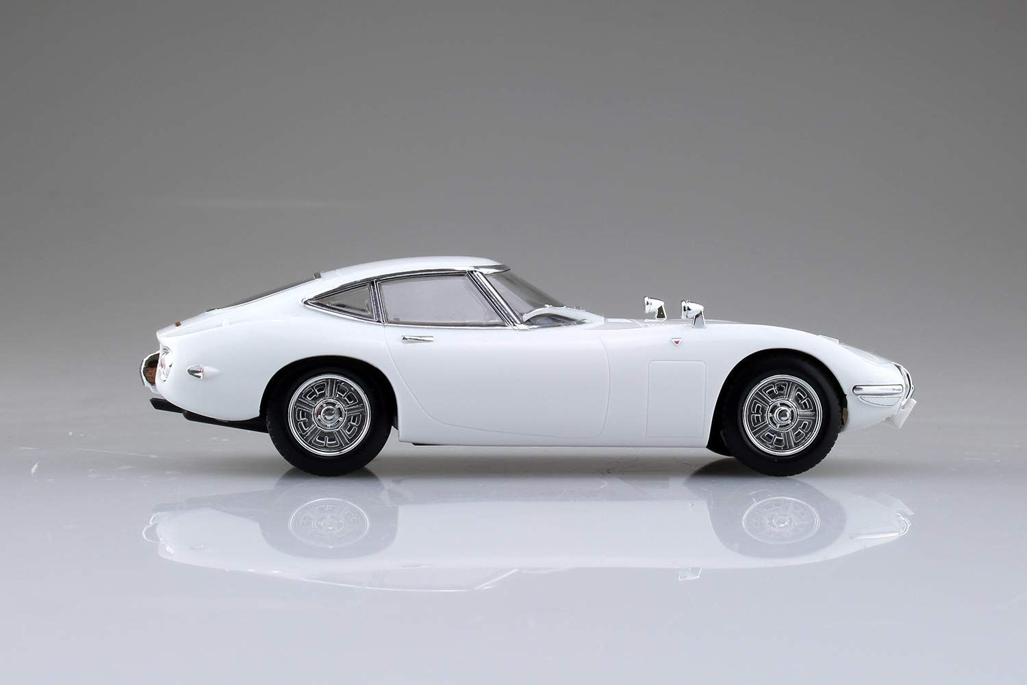 Aoshima Toyota 2000GT (Pegasus White) - BanzaiHobby