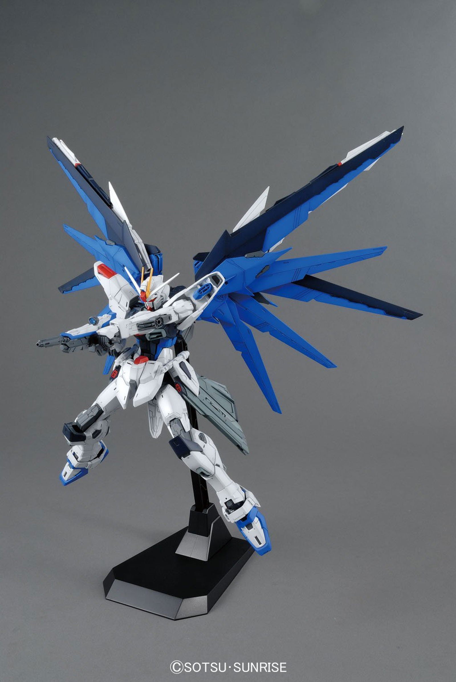 Bandai MG ZGMF-X10A FREEDOM GUNDAM Ver.2.0 - BanzaiHobby
