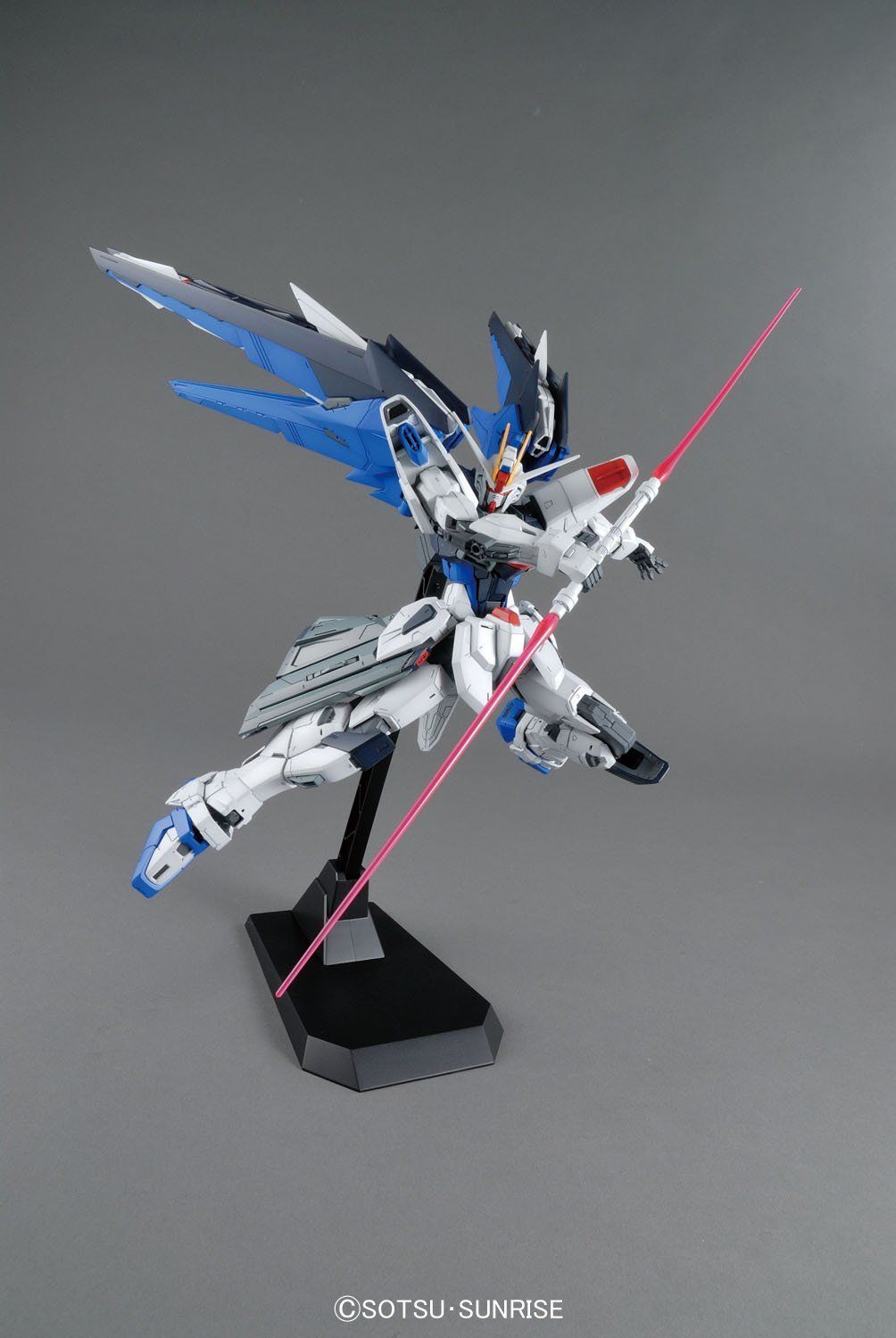 Bandai MG ZGMF-X10A FREEDOM GUNDAM Ver.2.0 - BanzaiHobby