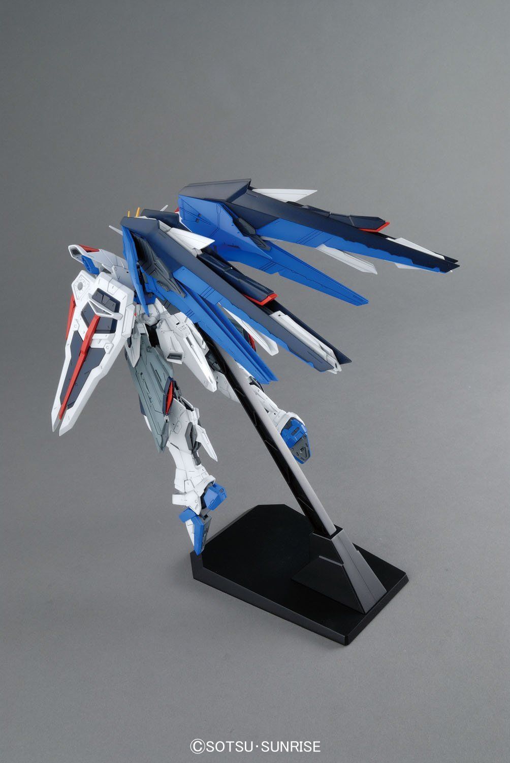 Bandai MG ZGMF-X10A FREEDOM GUNDAM Ver.2.0 - BanzaiHobby