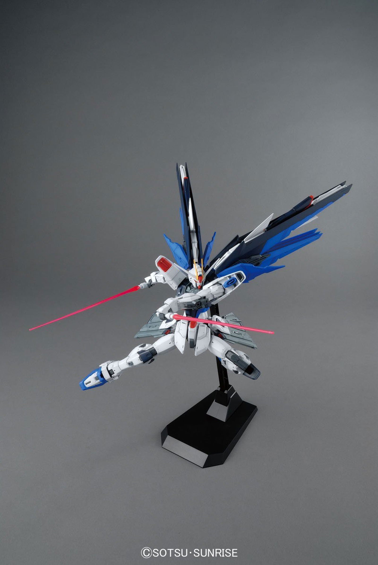 Bandai MG ZGMF-X10A FREEDOM GUNDAM Ver.2.0 - BanzaiHobby
