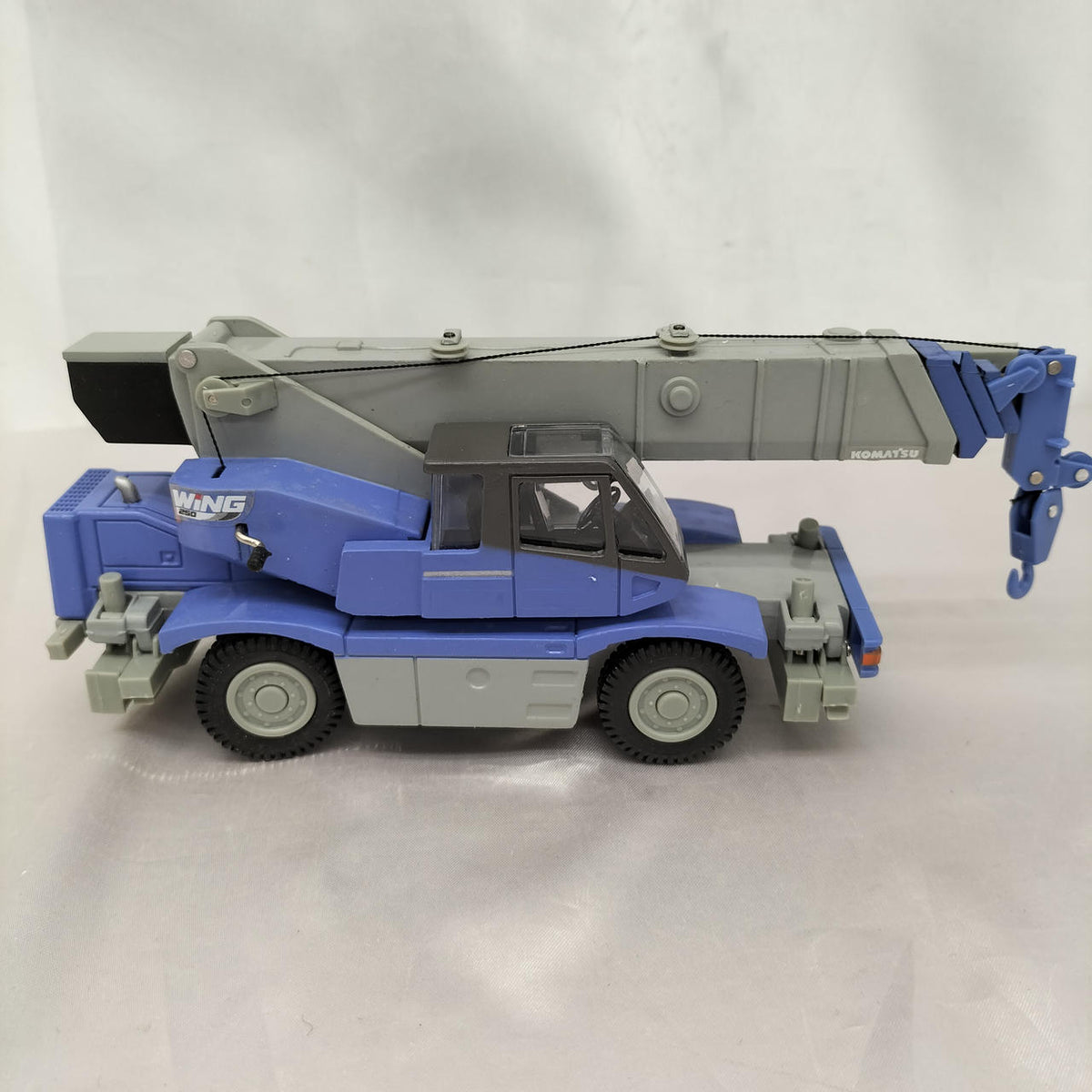 KOMATSU ROUGH TERRAIN CRANE WING 250 1/50 - Banzai Thrifting | BanzaiHobby