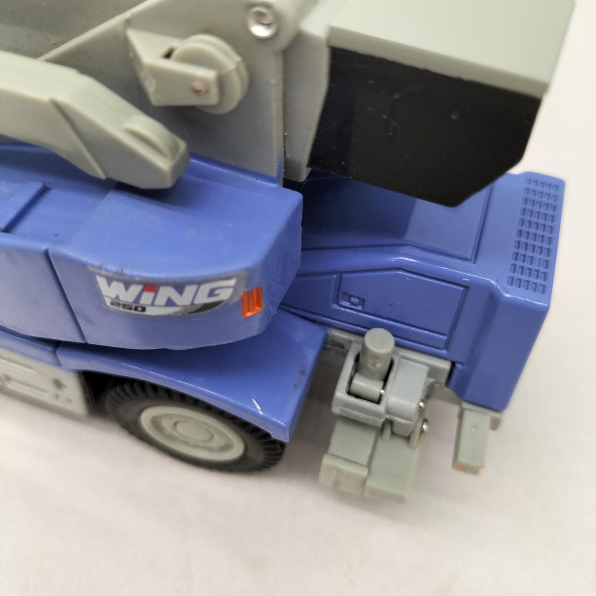 KOMATSU ROUGH TERRAIN CRANE WING 250 1/50 - Banzai Thrifting | BanzaiHobby