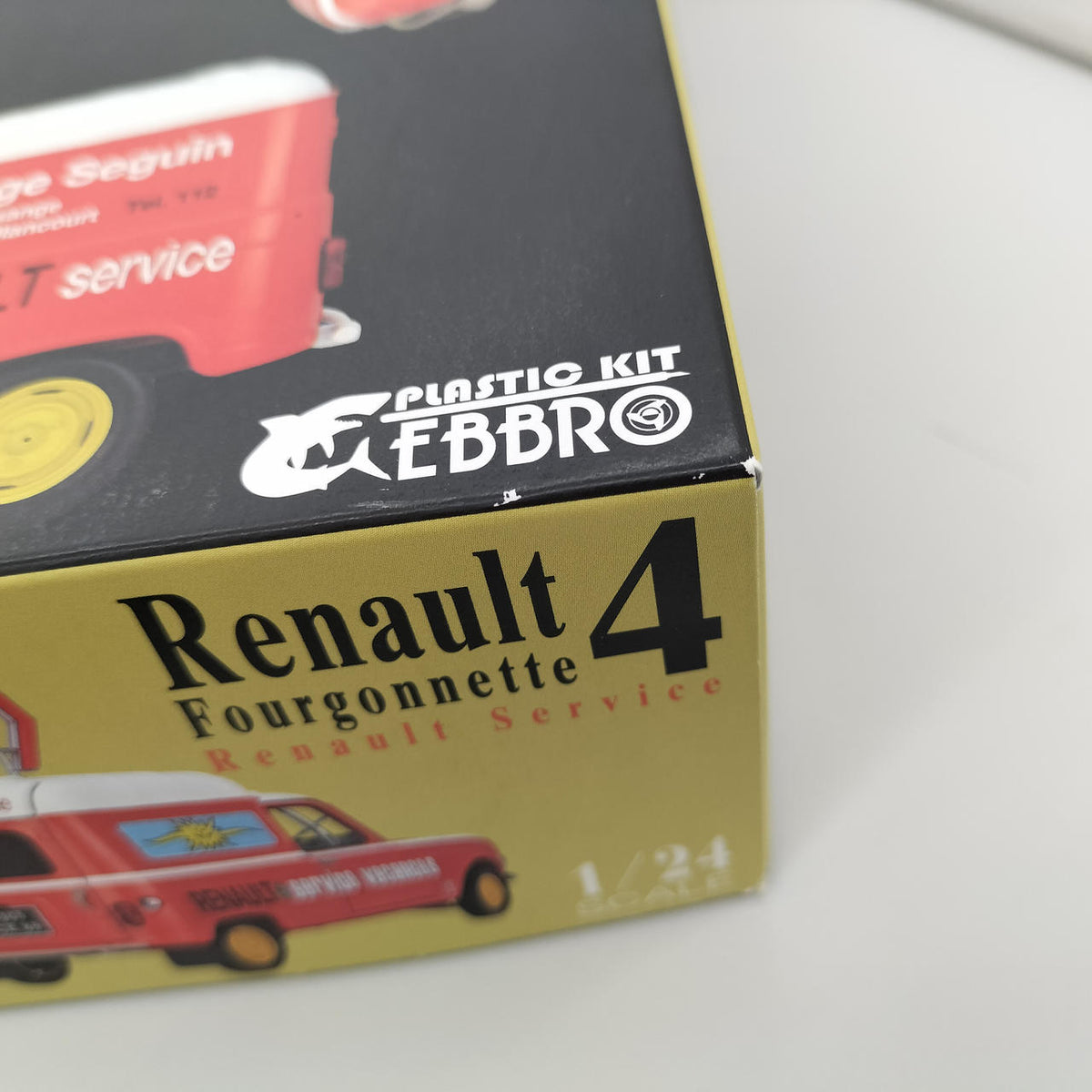 Ebro 1/24 RENAULT 4 FOURGONNETTE SERVICE CAR - Banzai Thrifting | BanzaiHobby