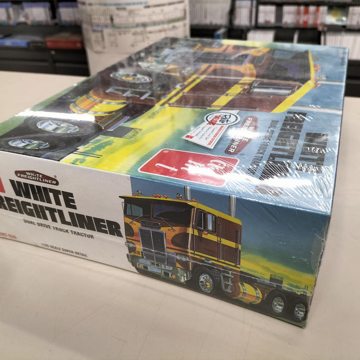 AMT Car & Truck WHITE FREIGHTLINER DUAL DRIVE