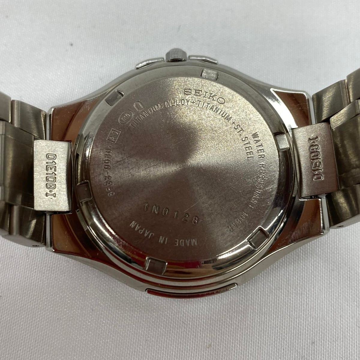 SEIKO Quartz Wristwatch 8F33-0030 - Banzai Thrifting | BanzaiHobby
