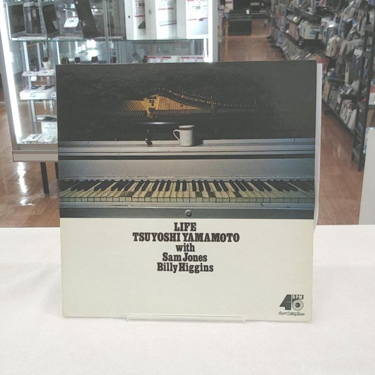 EAST WIND Tsuyoshi Yamamoto LIFE 45S-5009 Tsuyoshi Yamamoto? LIFE