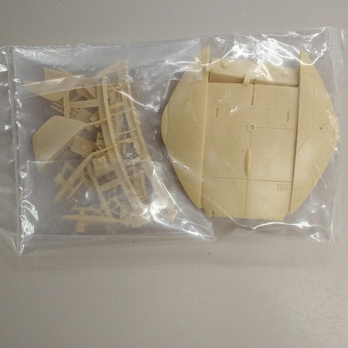 Ndoparaya Plastic Model Cruiser Garage Kit - Banzai Thrifting | BanzaiHobby
