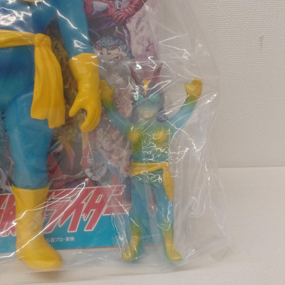 Medicom Toy Bee Woman (New Color) + Mini Soft Vinyl Toei Retro Soft Vinyl Collection - Medicom Toy Banzai Hobby