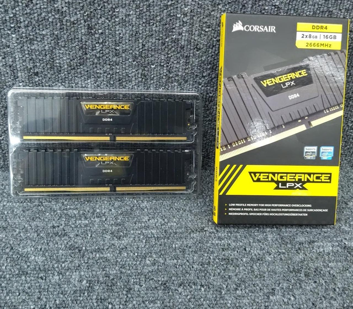 CORSAIR Memory Card CMK16GX4M2A2666C16