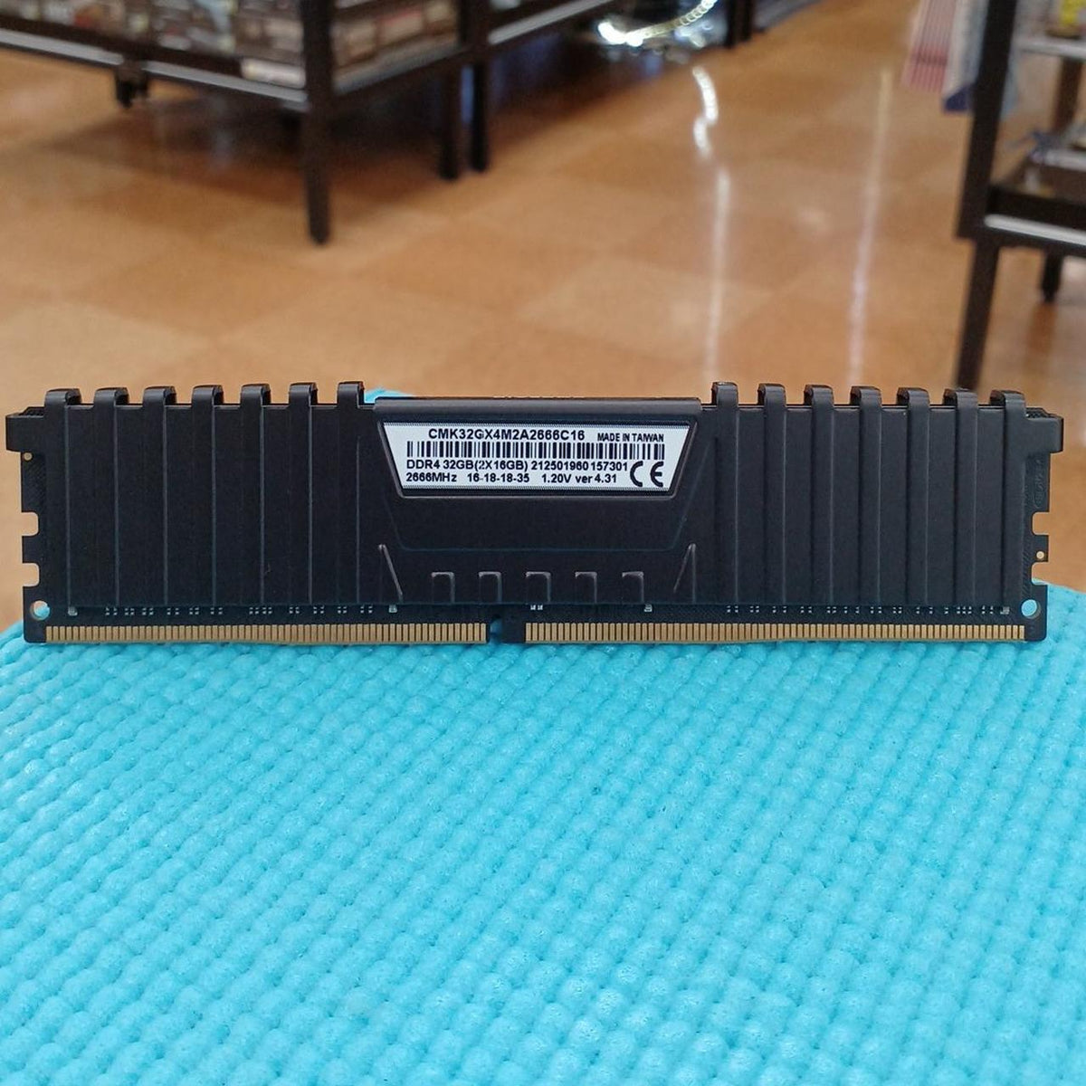 CORSAIR PC Memory CMK32GX4M2A2666C16