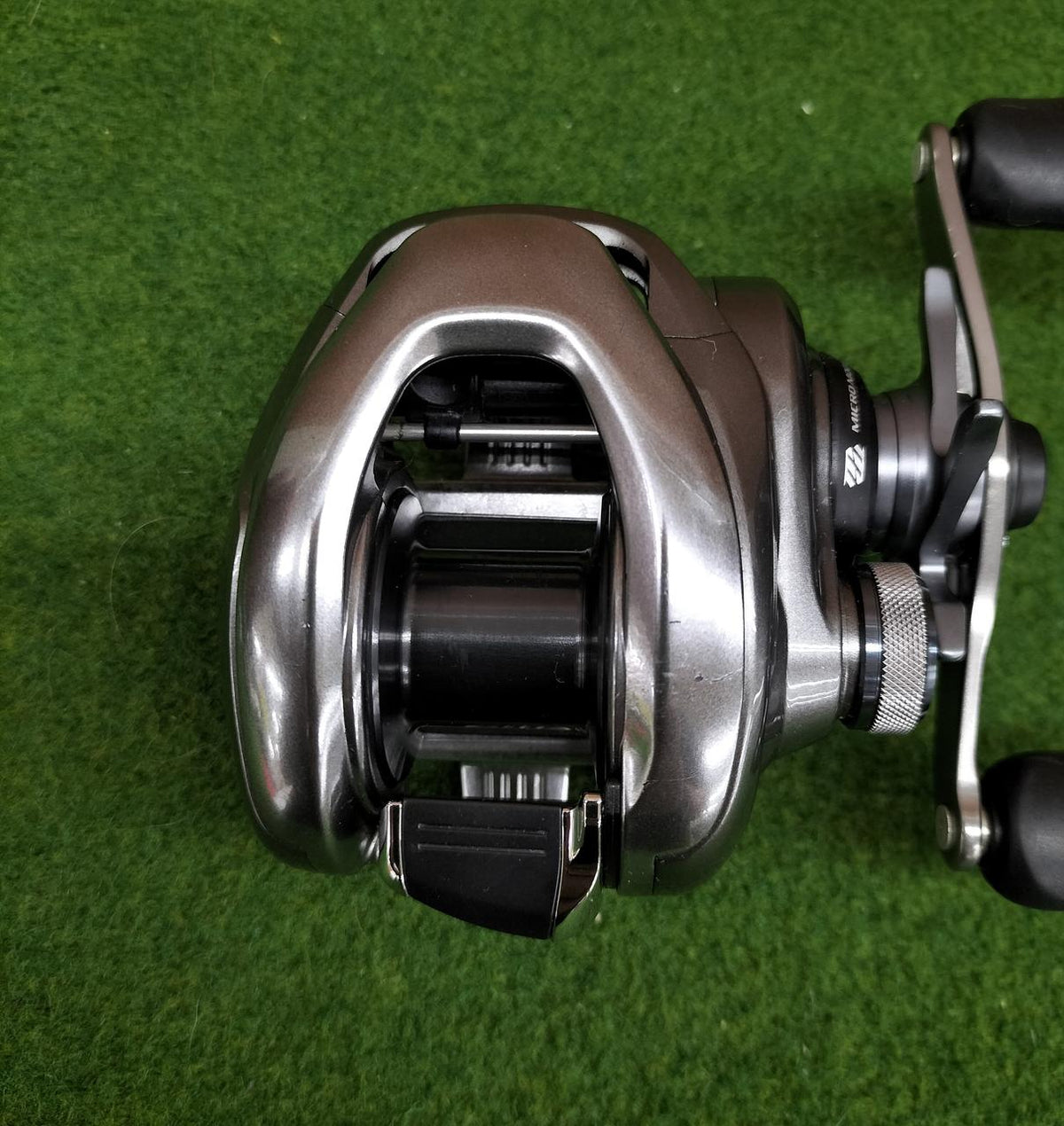 SHIMANO Baitcasting Reel METANIUM DC HG - Banzai Thrifting | BanzaiHobby