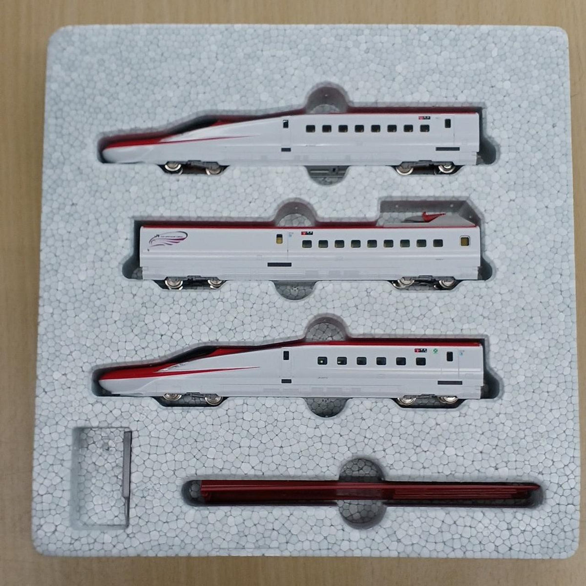 KATO E6 Series Akita Shinkansen Super Komachi 3-Car Basic Set E6 Series Akita Shinkansen Super Komachi 3-Car Basic Set - Banzai Thrifting | BanzaiHobby