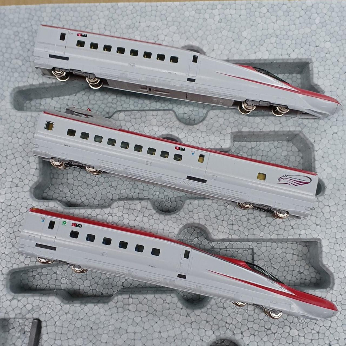 KATO E6 Series Akita Shinkansen Super Komachi 3-Car Basic Set E6 Series Akita Shinkansen Super Komachi 3-Car Basic Set - Banzai Thrifting | BanzaiHobby