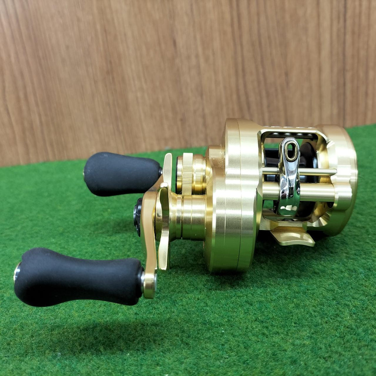 SHIMANO Baitcasting Reel CALCUTTA CONQUEST 100HG - Banzai Thrifting | BanzaiHobby