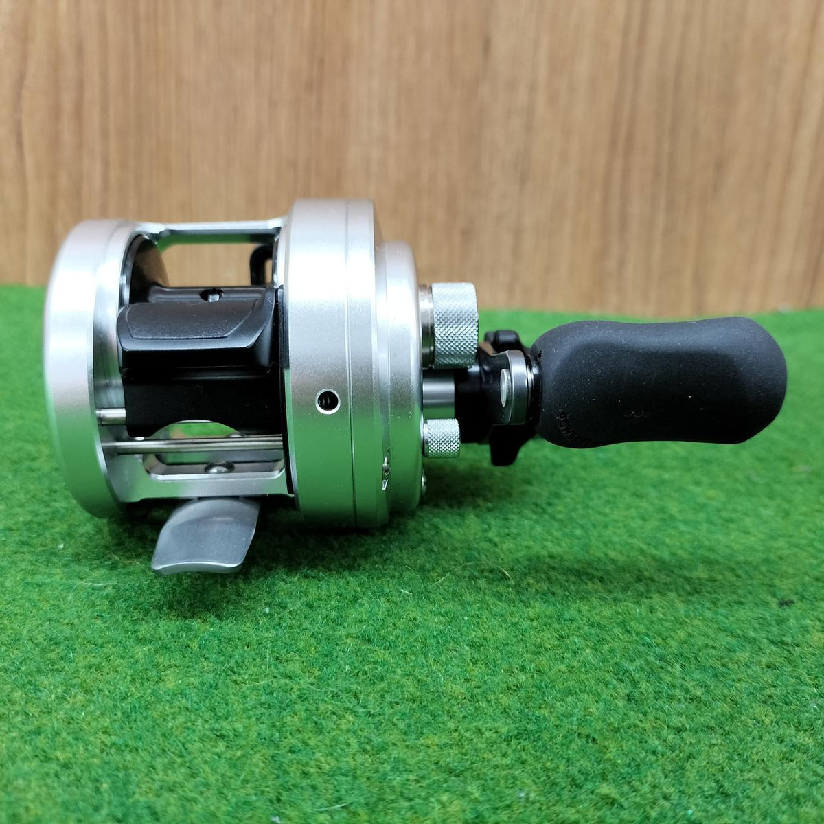 SHIMANO Baitcasting Reel CALCUTTA 100 - Banzai Thrifting | BanzaiHobby