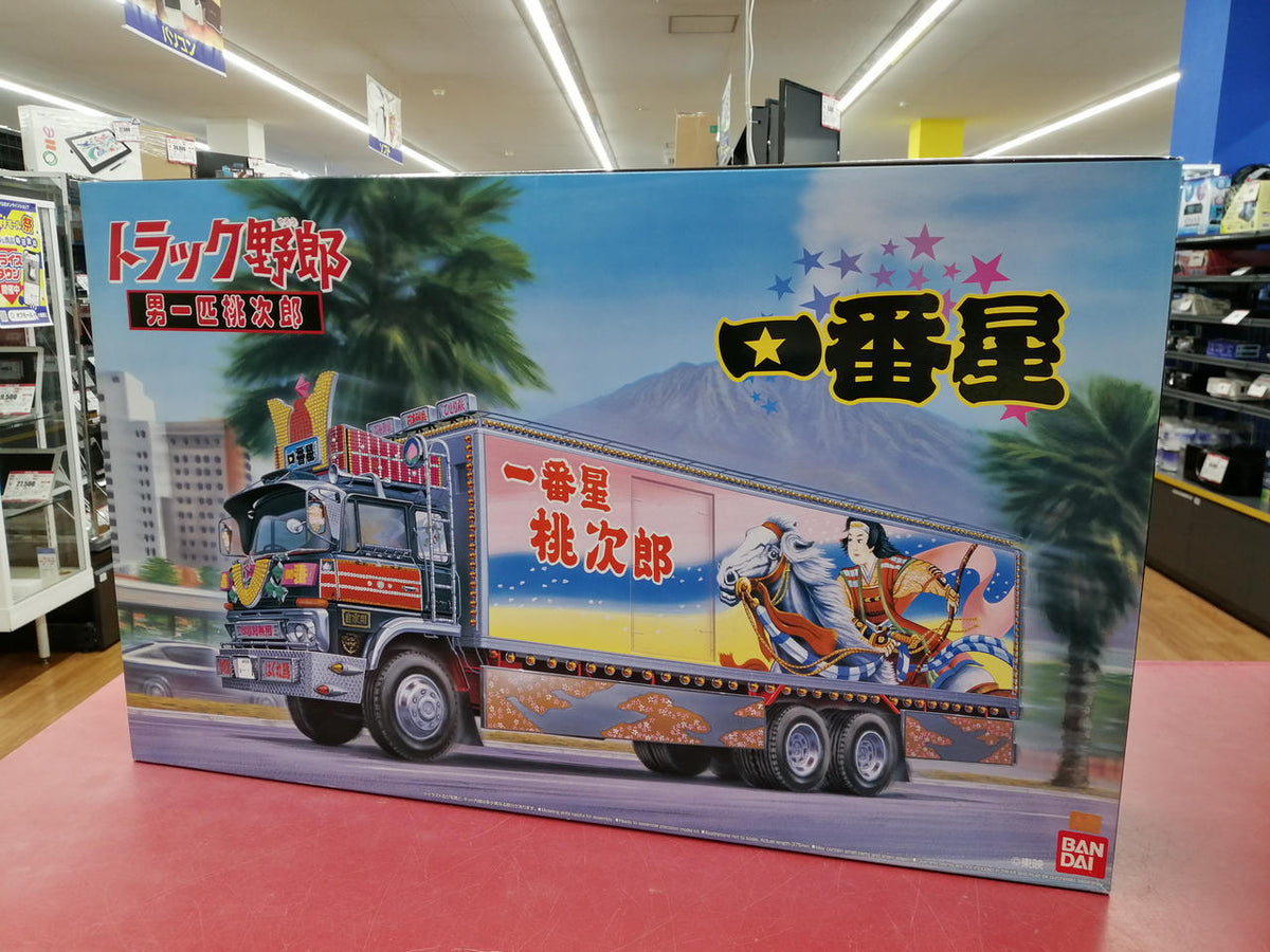 BANDAI Plastic Model Truck Guy Otoko Hippi Momojiro - Banzai Thrifting | BanzaiHobby