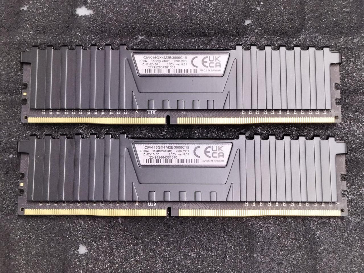 CORSAIR PC Memory CMK16GX4M2B3000C15