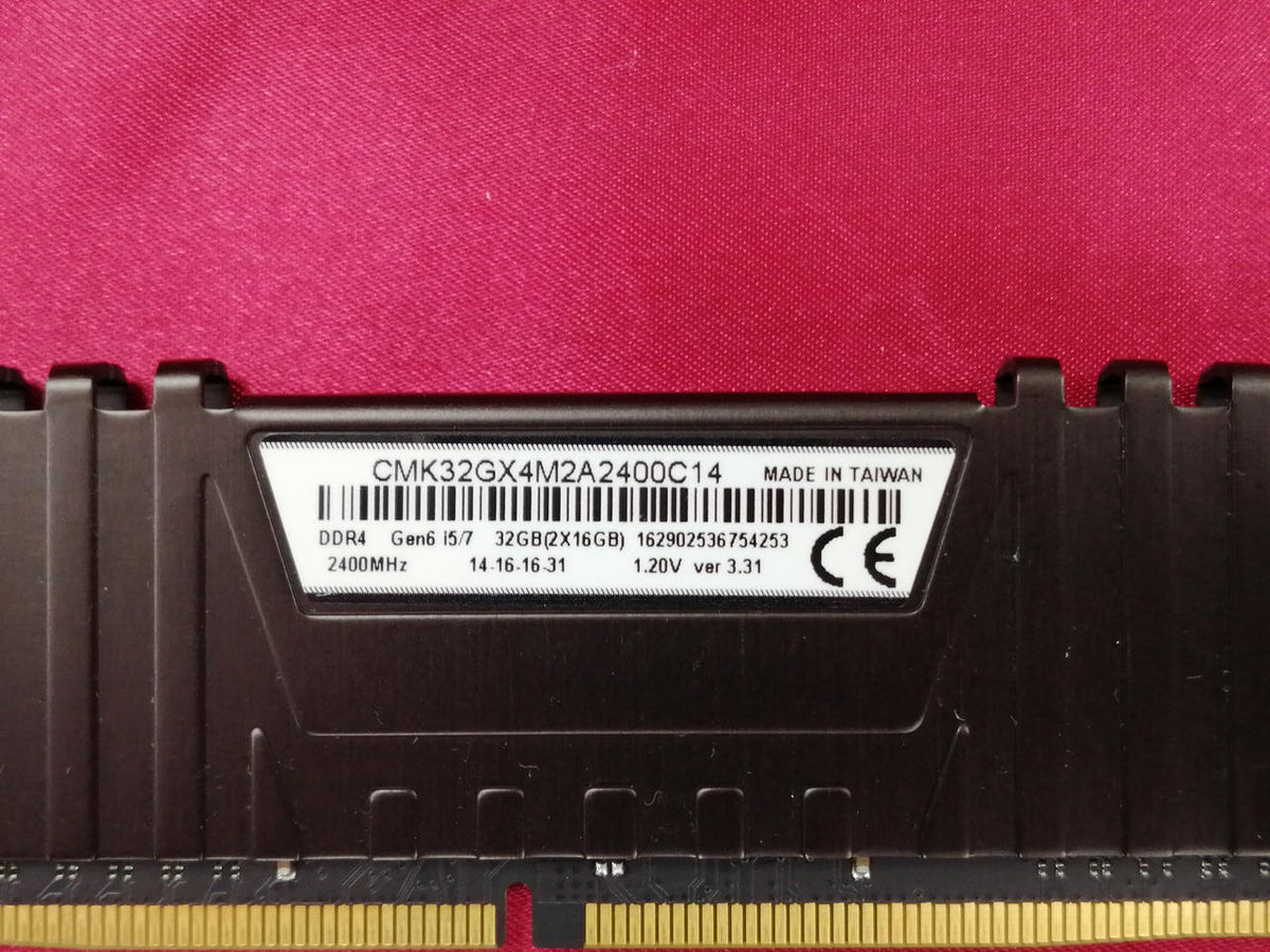 CORSAIR Memory CMK32GGX4M2A2400C14