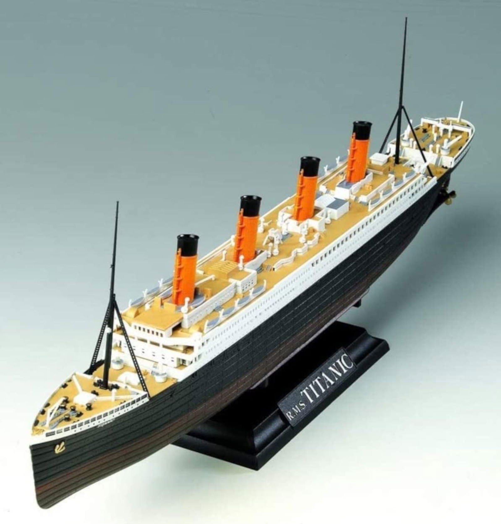 Doyusha R.M.S.Titanic w/LED - BanzaiHobby