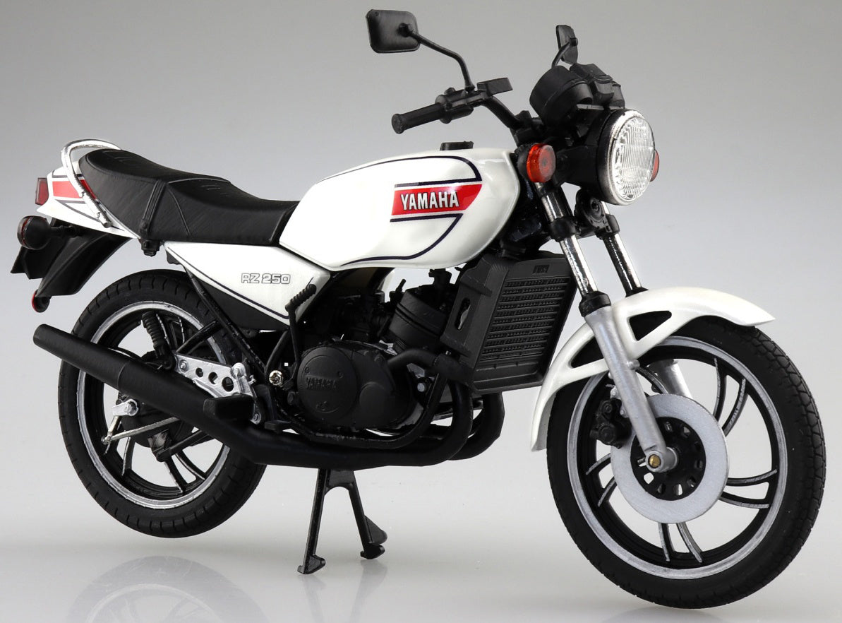 Aoshima 1/12 Yamaha RZ250 New Pearl White - BanzaiHobby