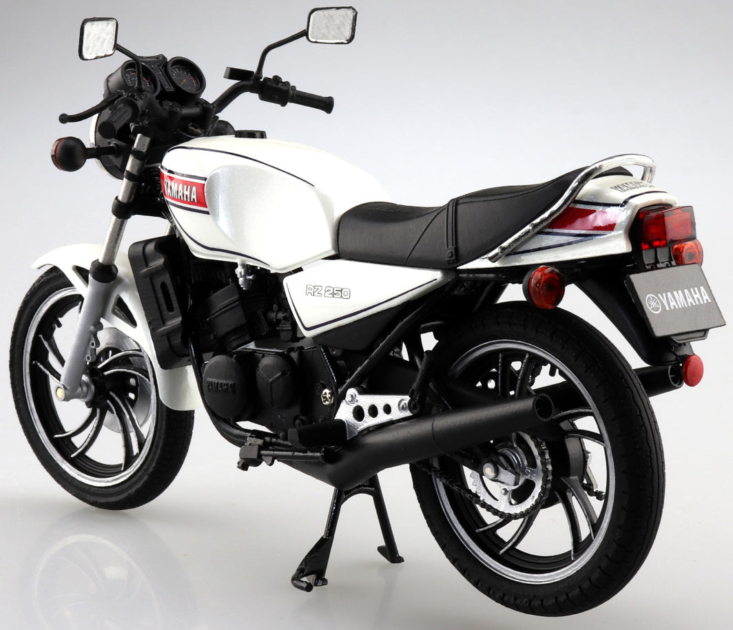 Aoshima 1/12 Yamaha RZ250 New Pearl White - BanzaiHobby