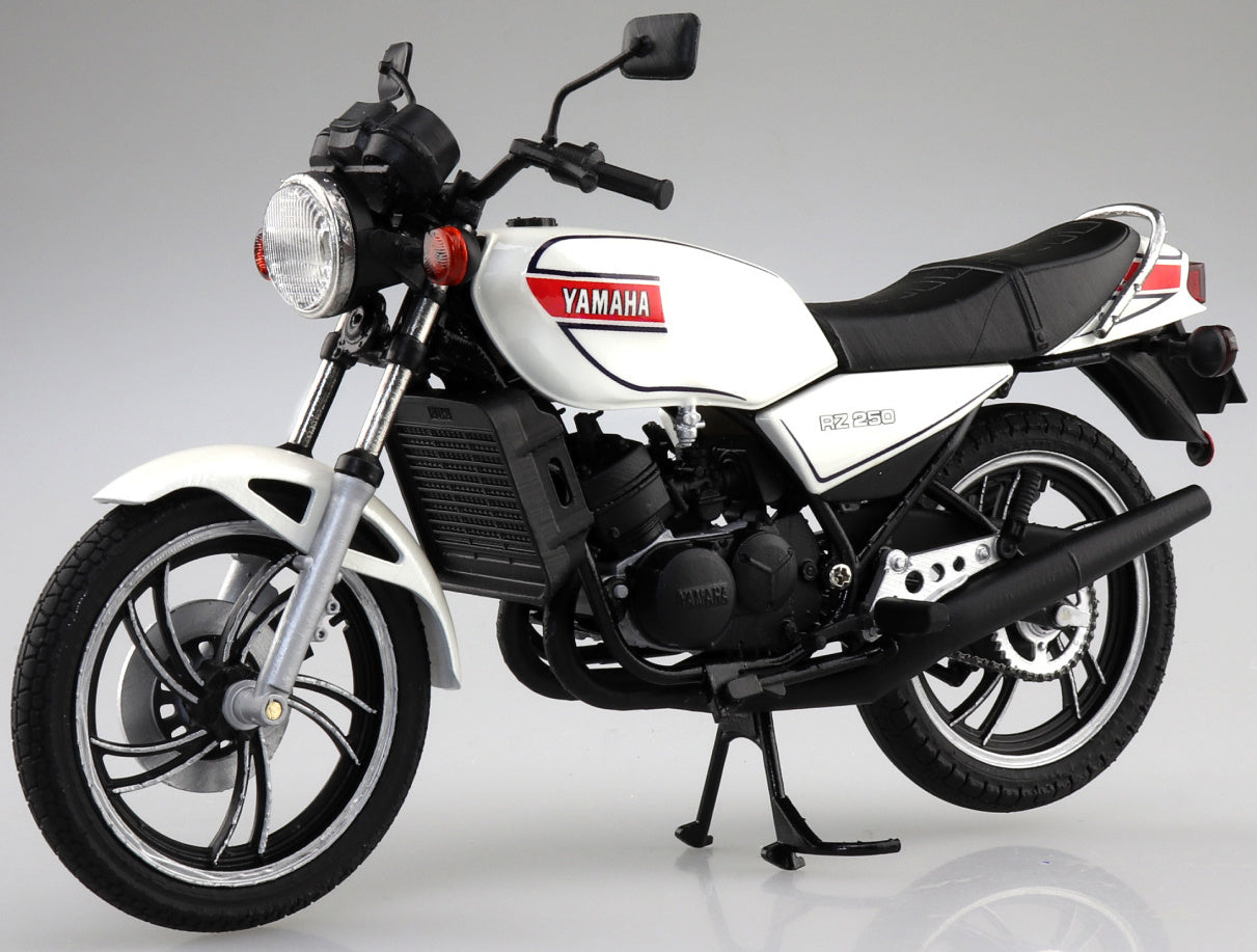 Aoshima 1/12 Yamaha RZ250 New Pearl White - BanzaiHobby