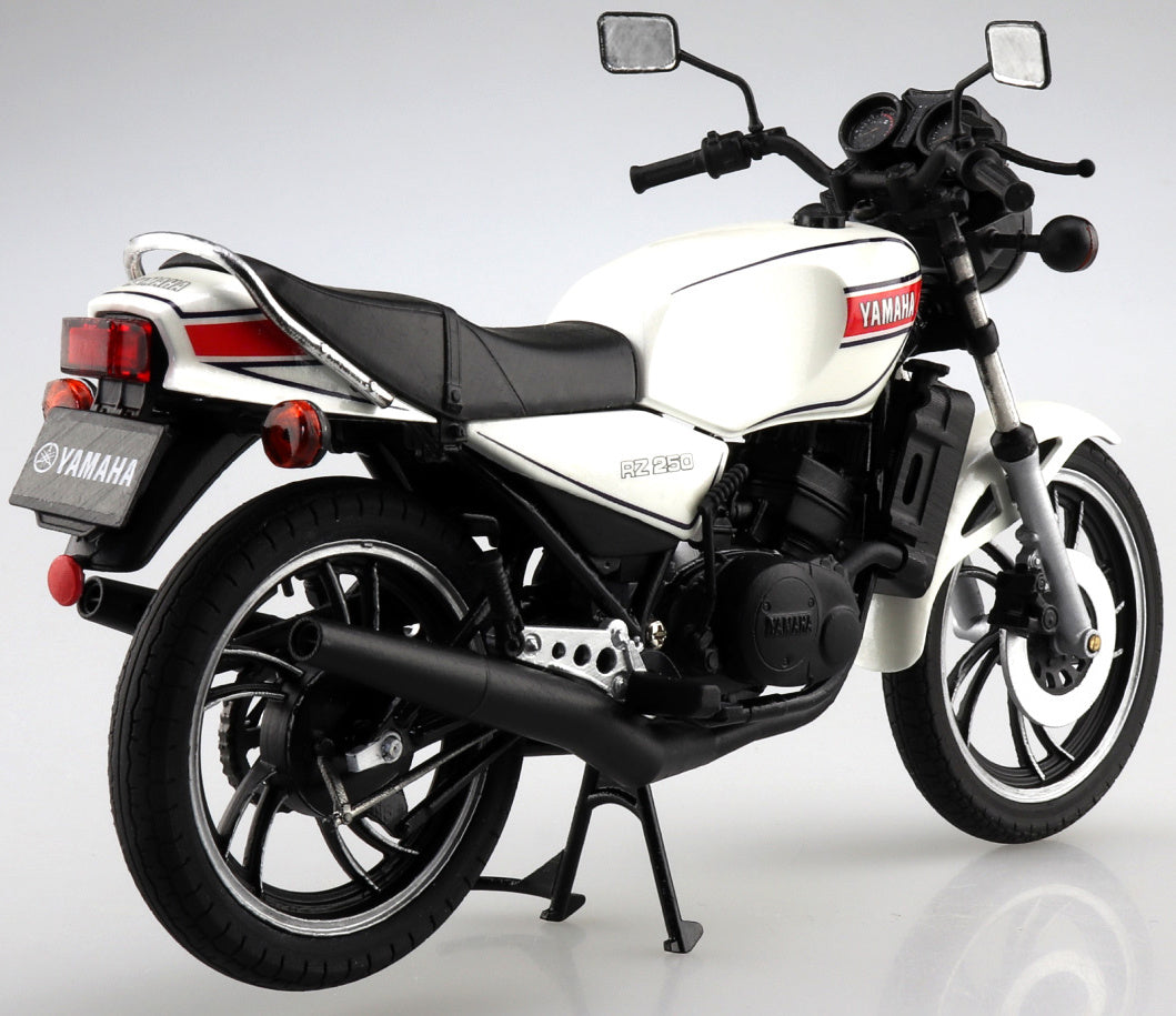 Aoshima 1/12 Yamaha RZ250 New Pearl White - BanzaiHobby
