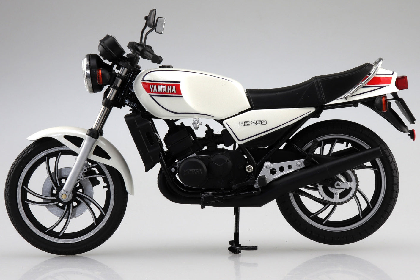 Aoshima 1/12 Yamaha RZ250 New Pearl White - BanzaiHobby