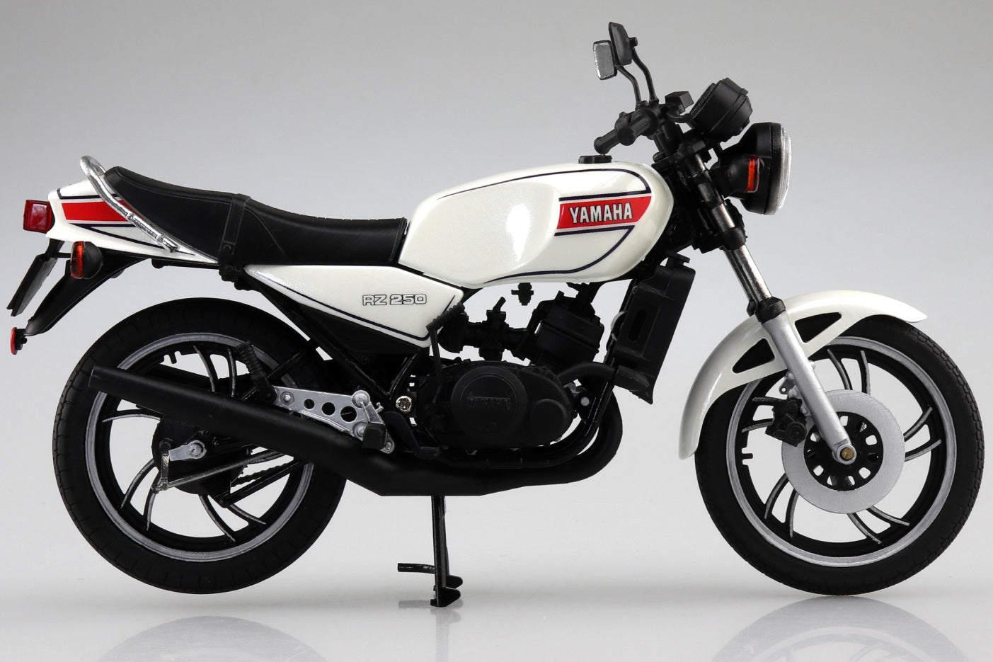 Aoshima 1/12 Yamaha RZ250 New Pearl White - BanzaiHobby
