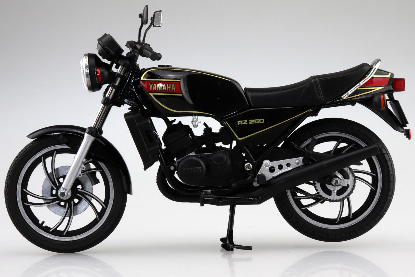 Aoshima 1/12 Yamaha RZ250 New Yamaha Black - BanzaiHobby