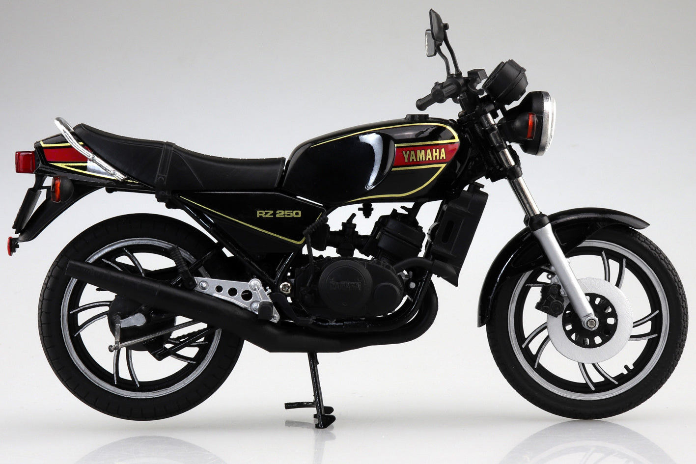 Aoshima 1/12 Yamaha RZ250 New Yamaha Black - BanzaiHobby