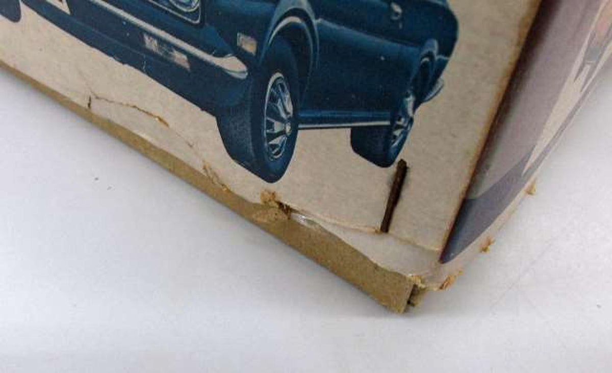Nakamura 1/20 Bluebird U Hardtop Motorized Kit [KNS-4612] - Banzai Thrifting | BanzaiHobby