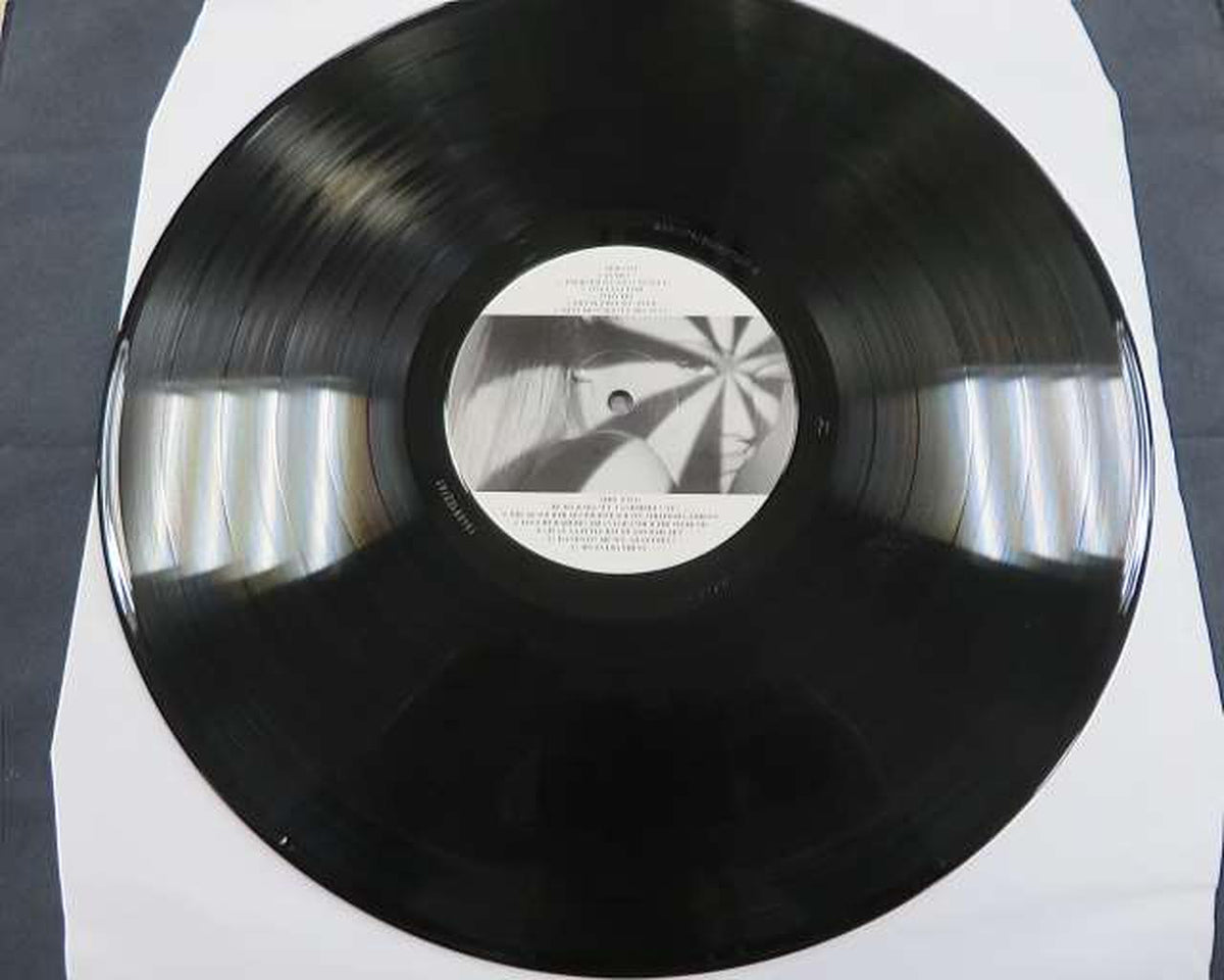 REPUBLIC This is an analog record by Ariana Grande. 00602577974441