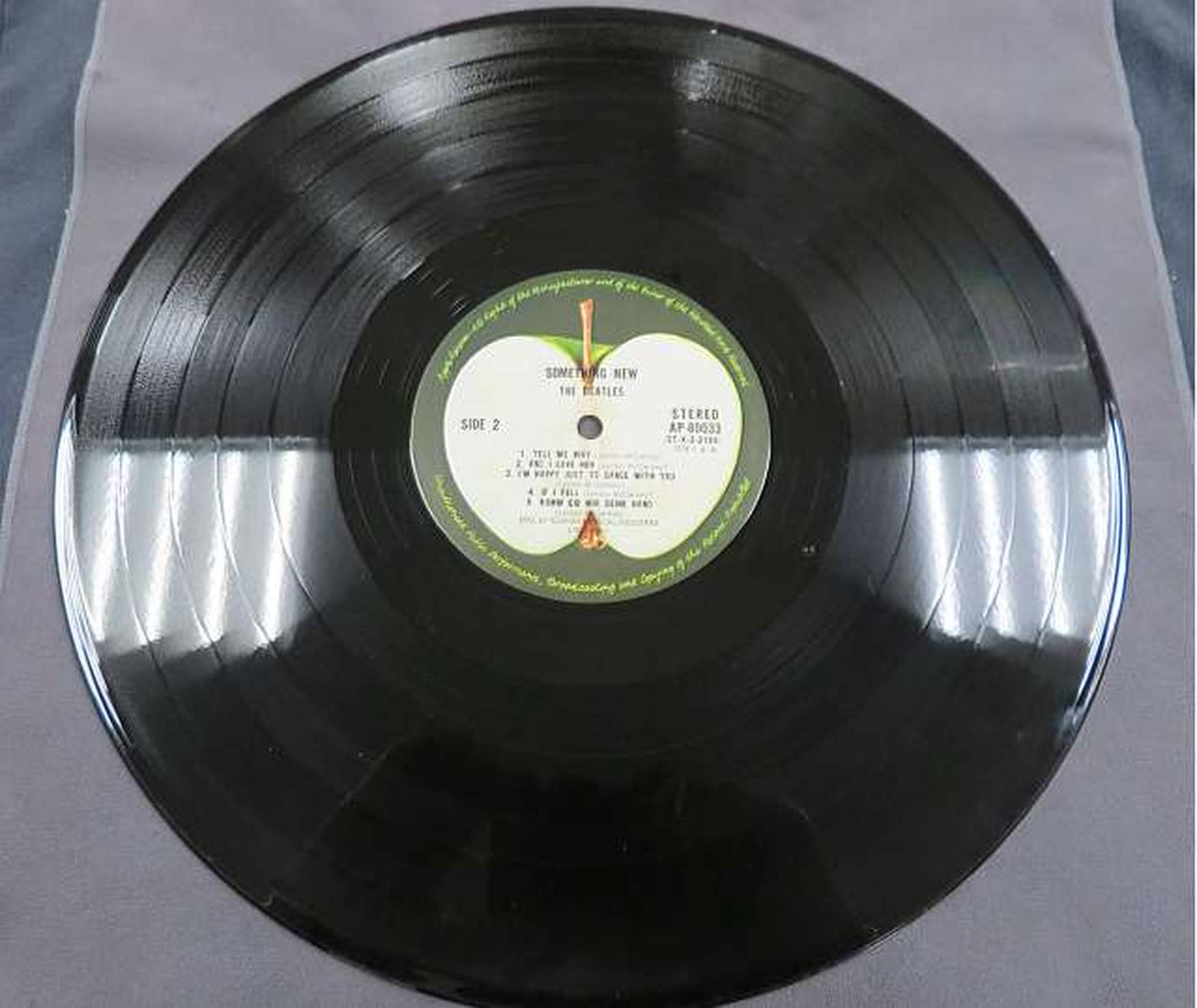 TOSHIBA EMI A disc from the Toshiba Musical Industries era AP-80033